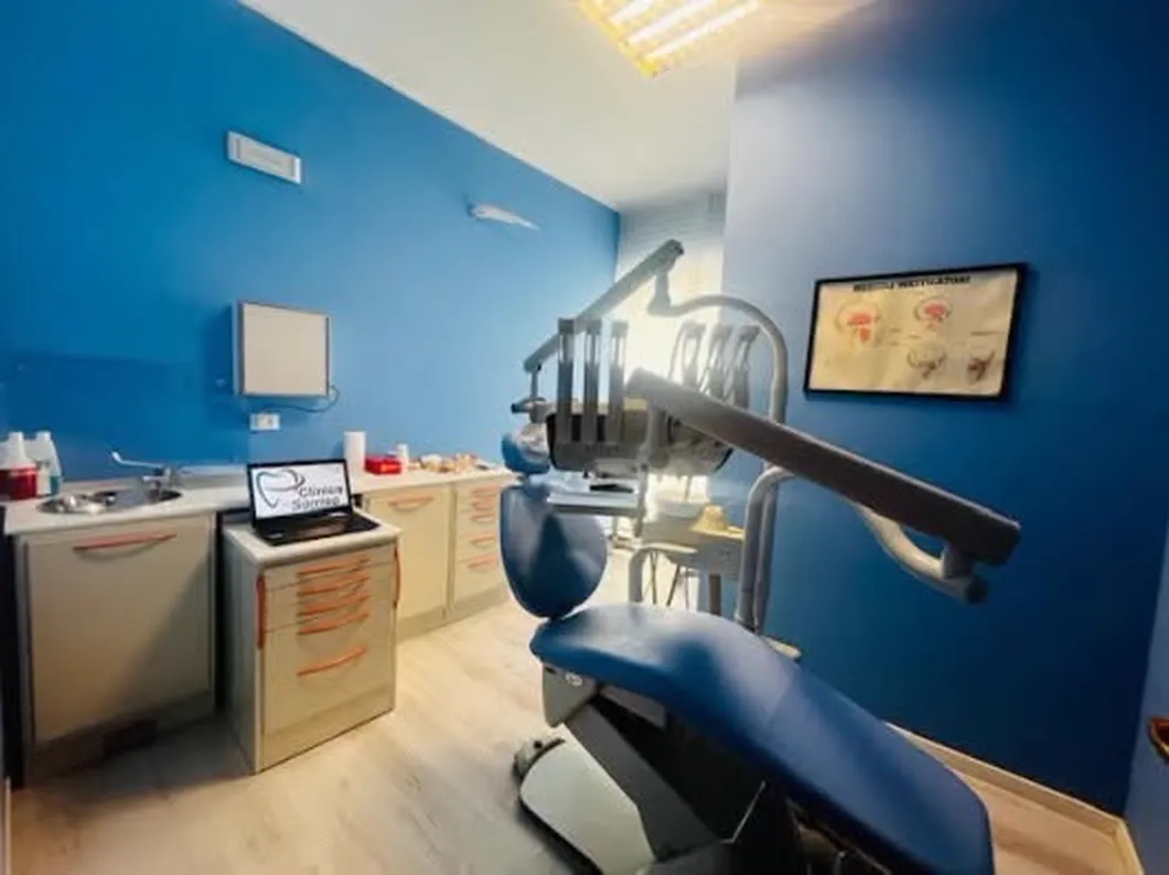 Una delle sale operative del Centro del Sorriso, con il riunito odontoiatrico